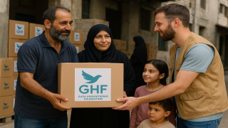 عائلة فلسطينية تتلقى مساعدات غذائية من مؤسسة غزة الإنسانية GHF ضمن حملة الإغاثة في قطاع غزة – مايو 2025.