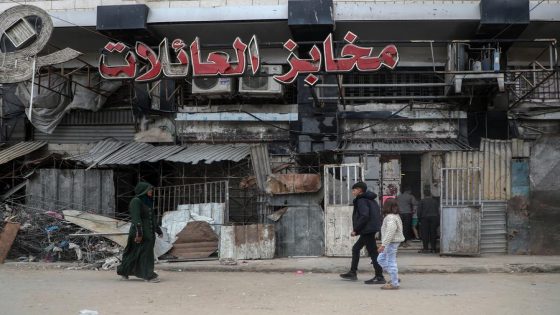 مواطنون في غزة يصطفون أمام مخبز مغلق وسط أزمة غذائية خانقة نتيجة الحرب والحصار.