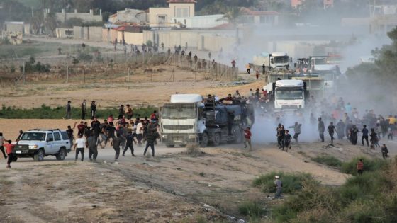 70 شاحنة مساعدات تتعرض لسرقة جماعية بمحافظة خان يونس