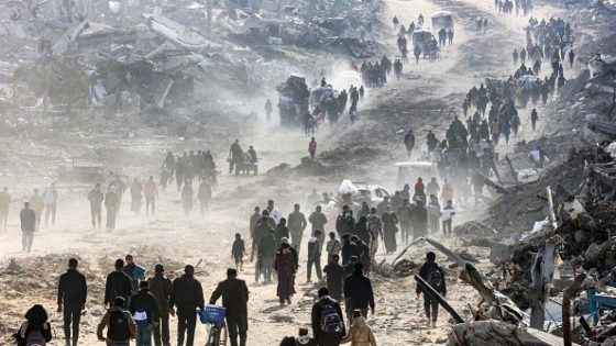 فلسطينيون يسيرون بين أنقاض المباني المدمرة في جباليا 20 يناير 2025