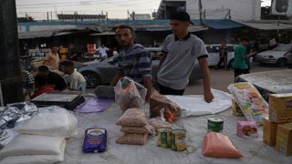 قطاع غزة يشهد نقصاً حادا في المواد التموينية الأساسية وغلاء فاحش في الأسعار