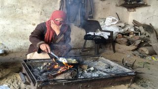 بأسعار مرتفعة: في غزة.. نار الحطب تحرق الجيوب وتكوي الصدور